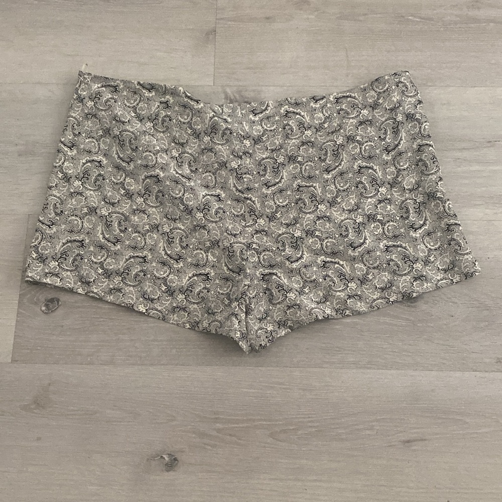 Elizabeth and James Silk Paisley black & white shorts size large - Picture 2 of 5